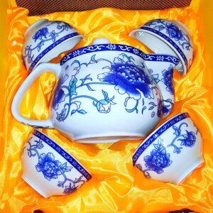 Vintage Luoshi Portable Peony Tea Set - Teapot & 4 cups w/carry box - NEW